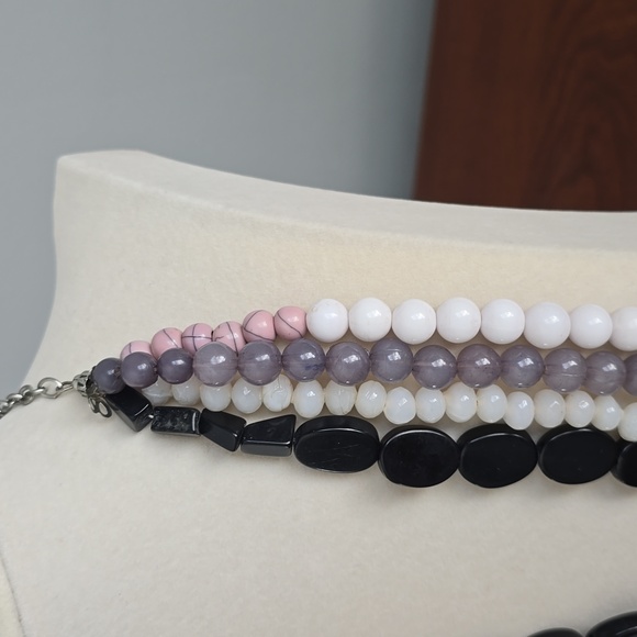 Elegant beaded torsade 4-Strand W&B, purple pink acrylic Necklace - Picture 4 of 10